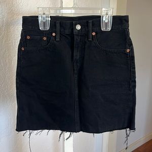 Levi’s black mini skirt